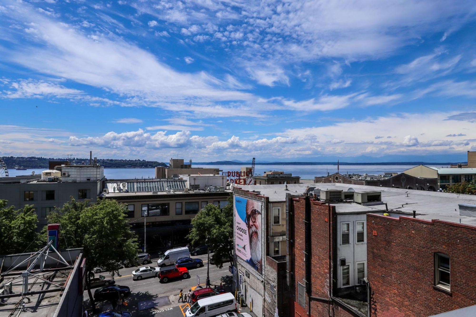 Newmark Pike Place Seattle Room photo