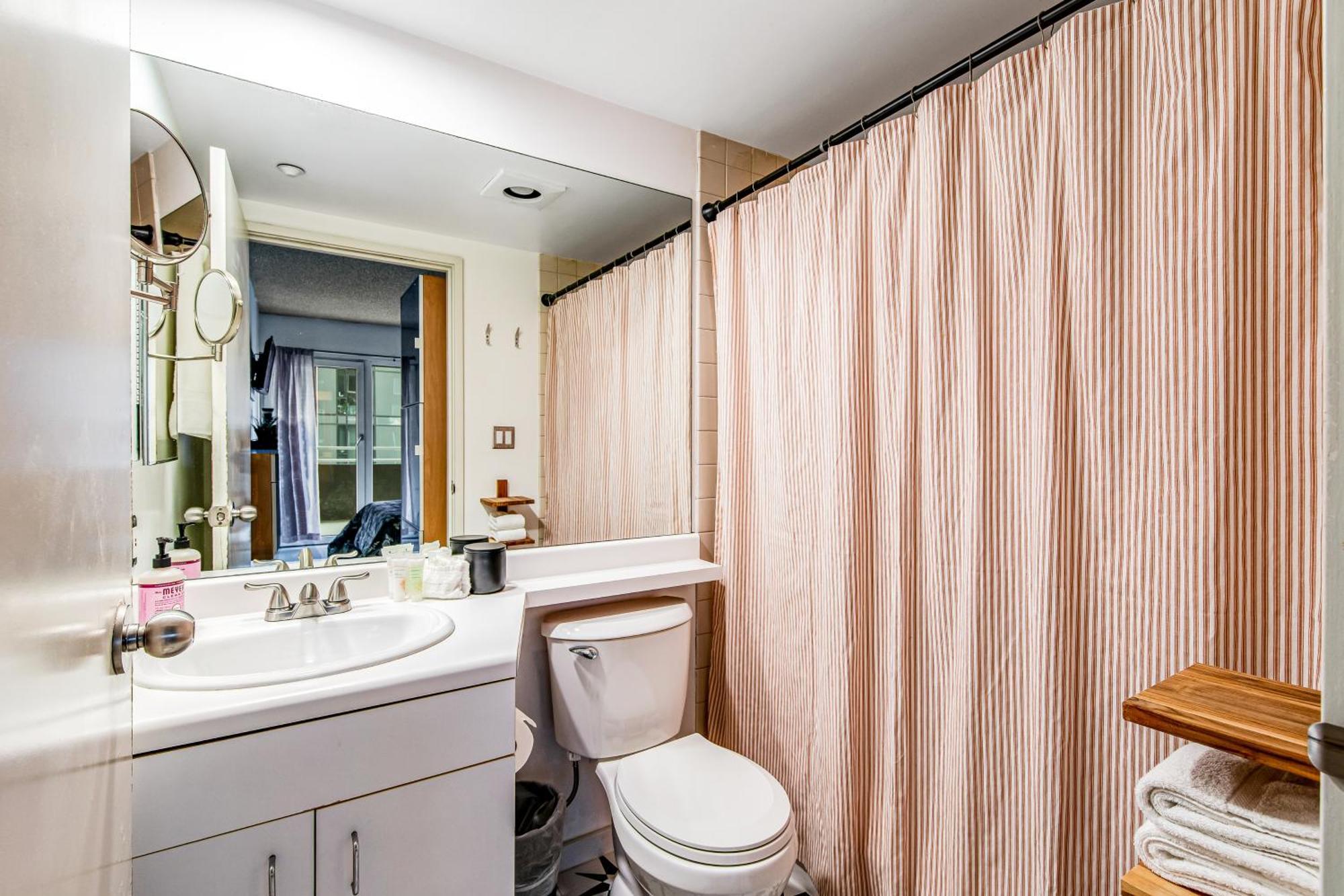 Newmark Pike Place Seattle Room photo