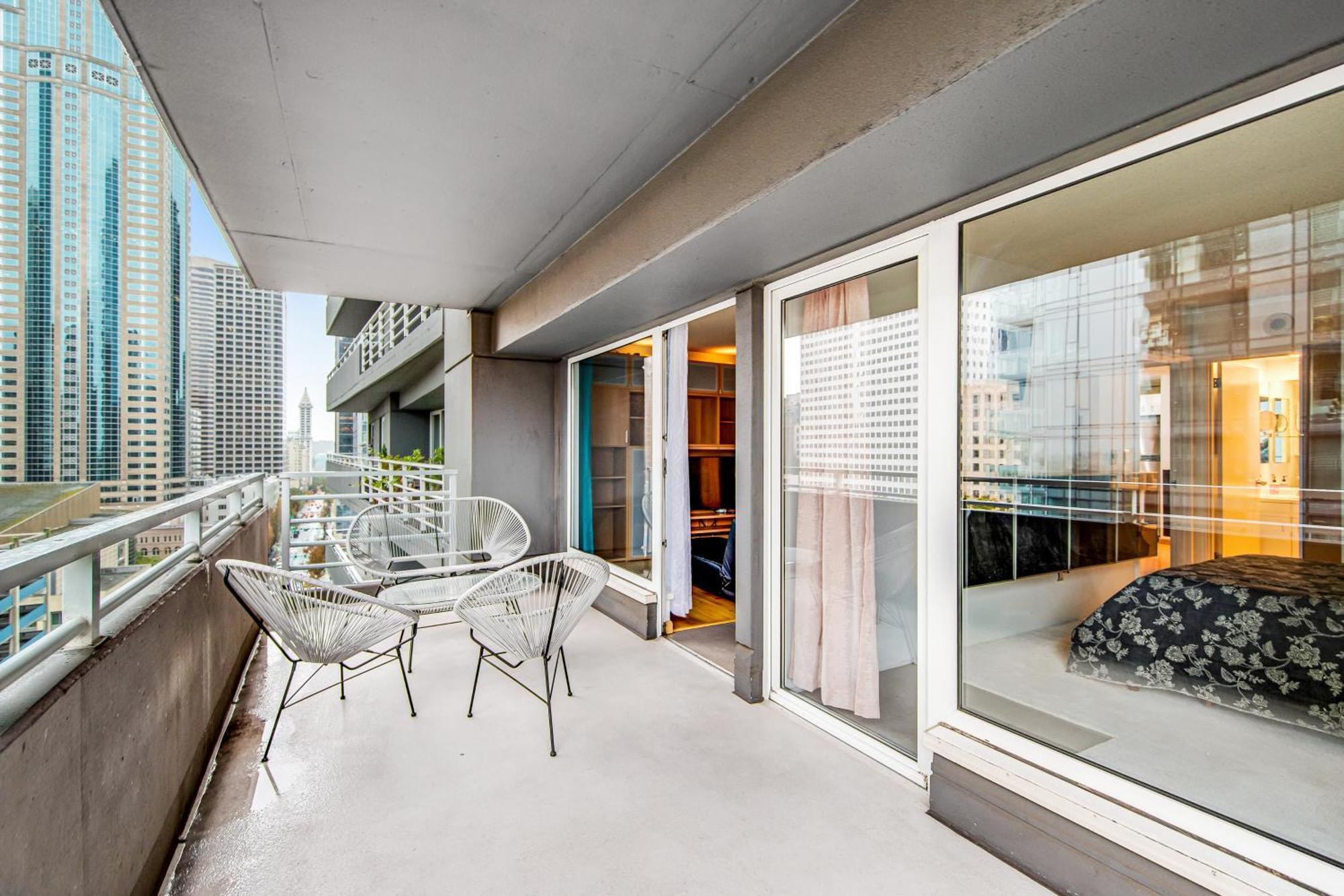 Newmark Pike Place Seattle Room photo